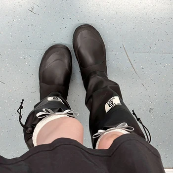 Новые женские сапоги до колена с круглым носком смешанного цвета, высокие натягивающиеся осенние ботинки на плоской подошве, женские уличные повседневные резиновые сапоги для подиума