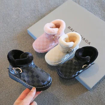 теплая плюшевая детская обувь, новинка 2024 года, зимняя детская хлопчатобумажная обувь с модной пряжкой, водонепроницаемые нескользящие ботильоны для мальчиков и девочек, зимние ботинки